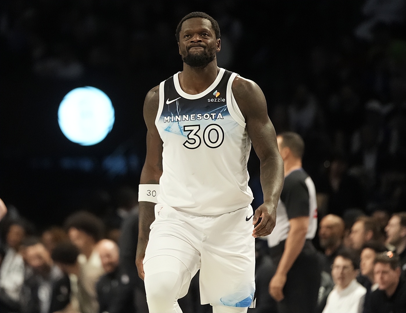 乐鱼app-包含赛地聚焦：NBA季后赛清晨热度飙升，拜仁慕尼黑防线松动，球迷炸锅，纪律约束更严格的词条